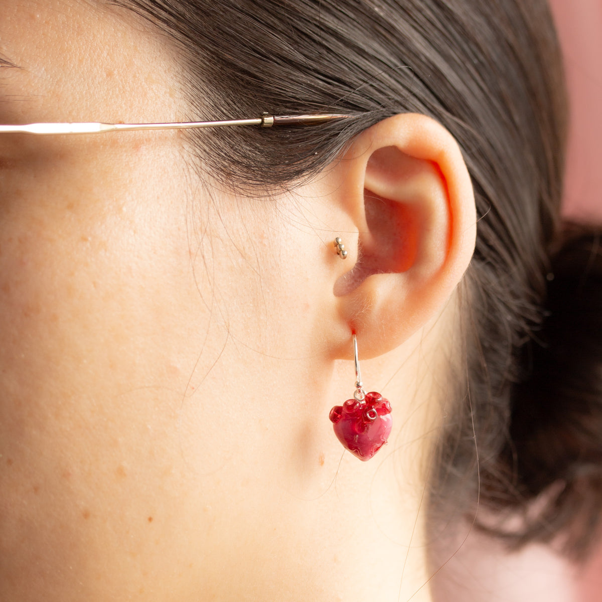 Pendientes corazón anatómico rosa transparente