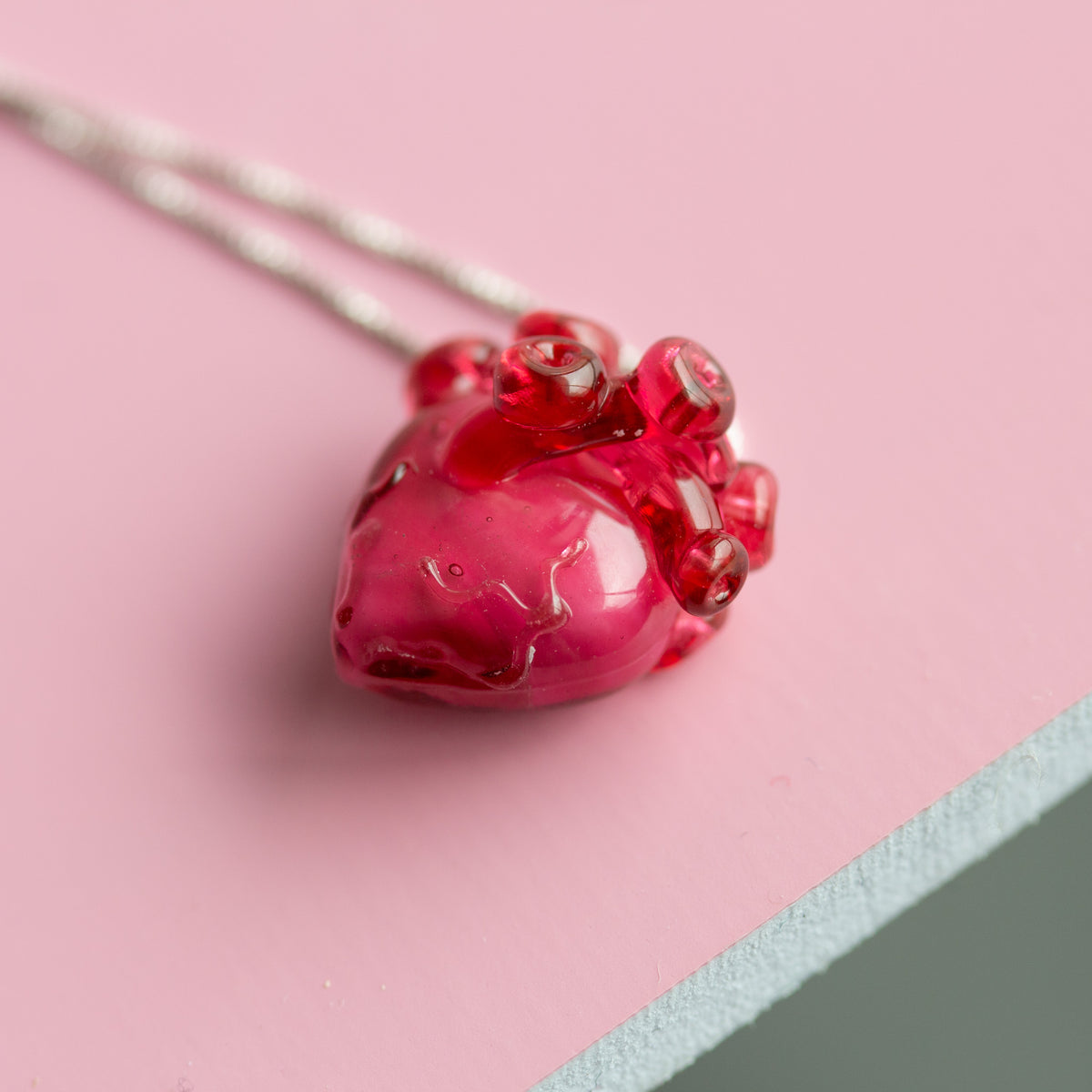 Collar corazón anatómico rosa transparente