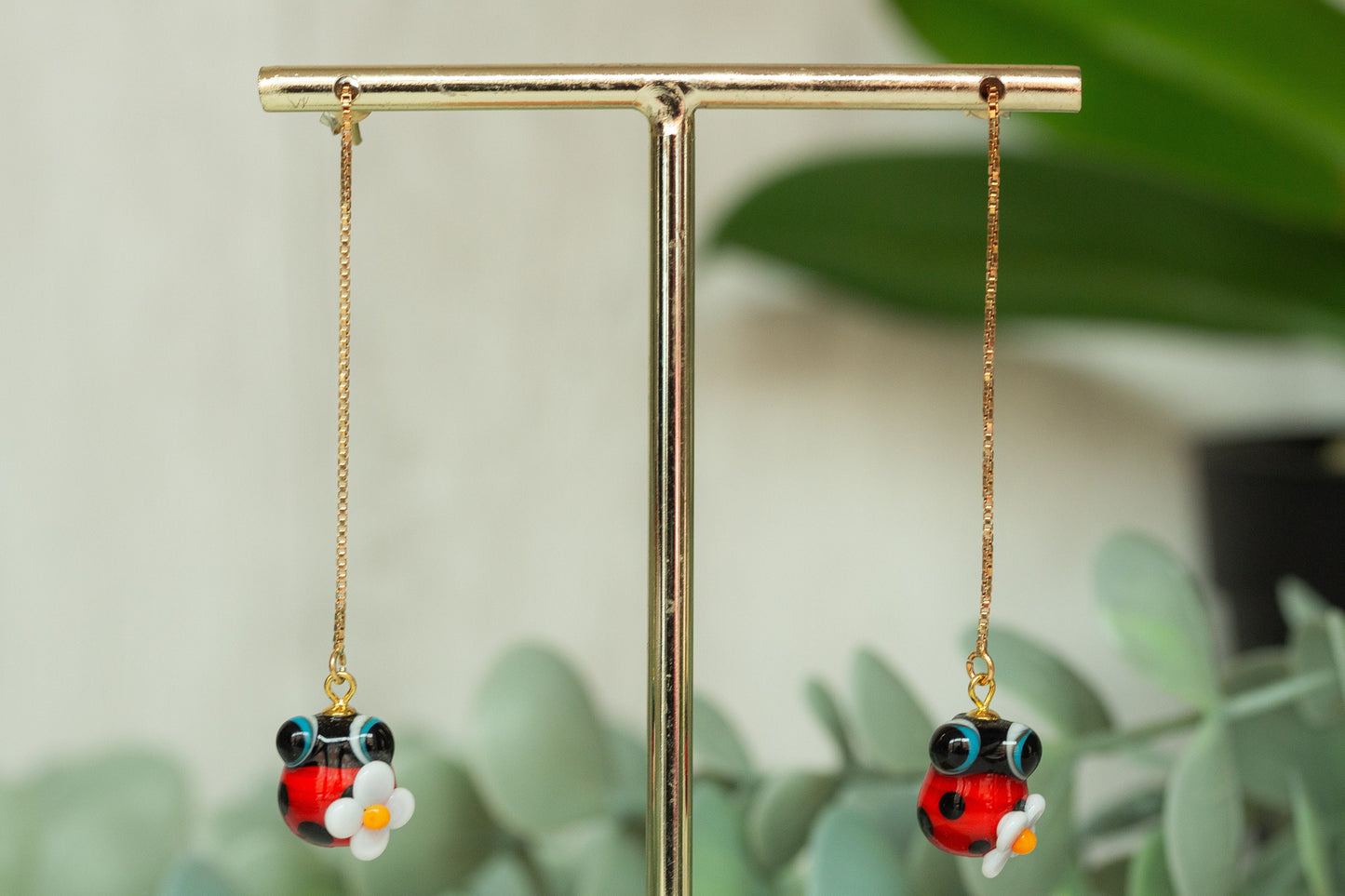 Pendientes en cadena dorada de mariquita
