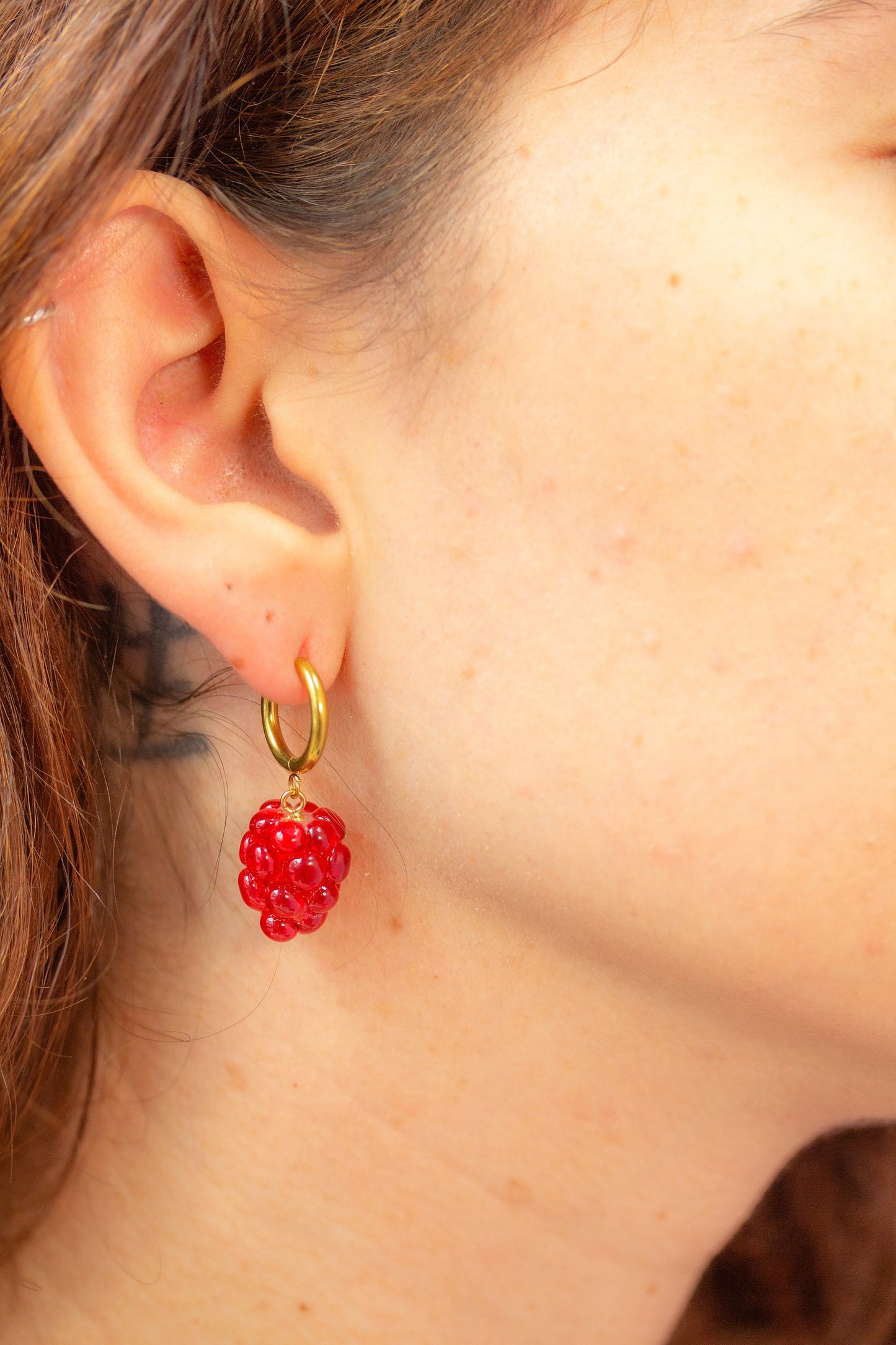 Pendientes aro dorado frambuesa