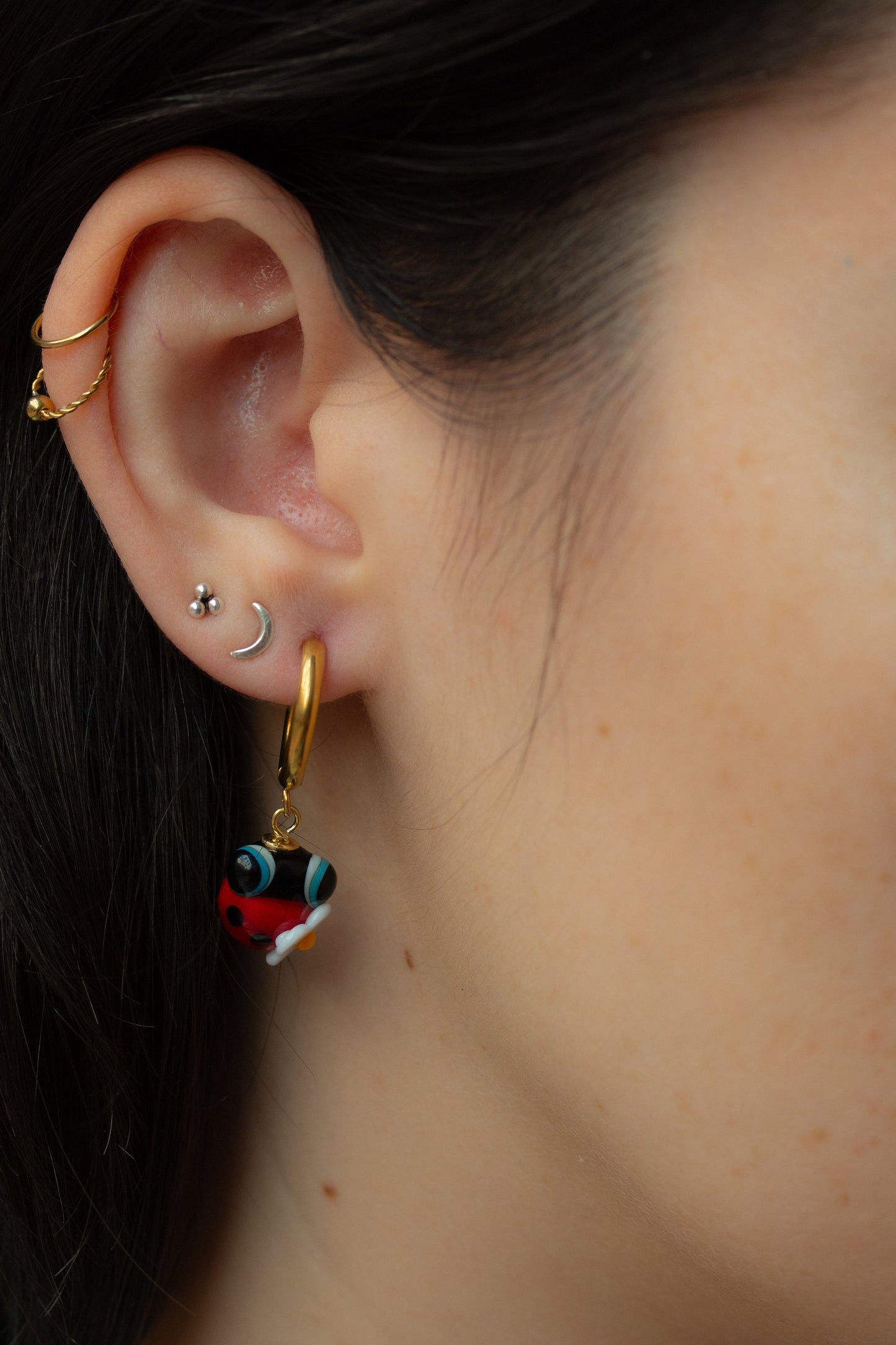 Pendientes aro dorados mariquita