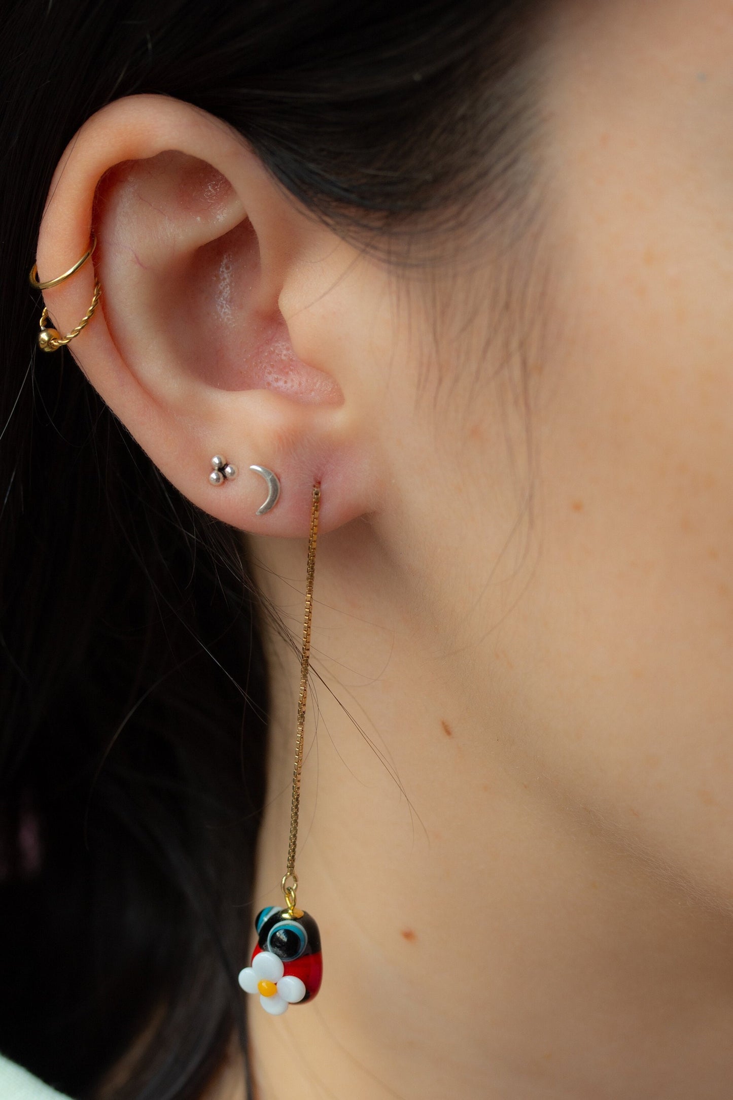 Pendientes en cadena dorada de mariquita