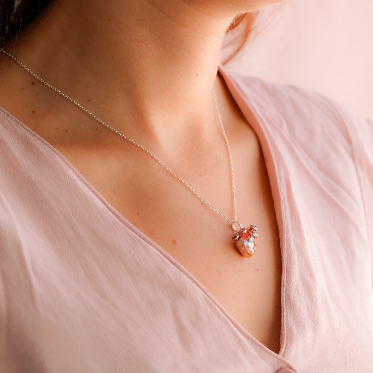 Charm colgante corazón anatómico hojalata