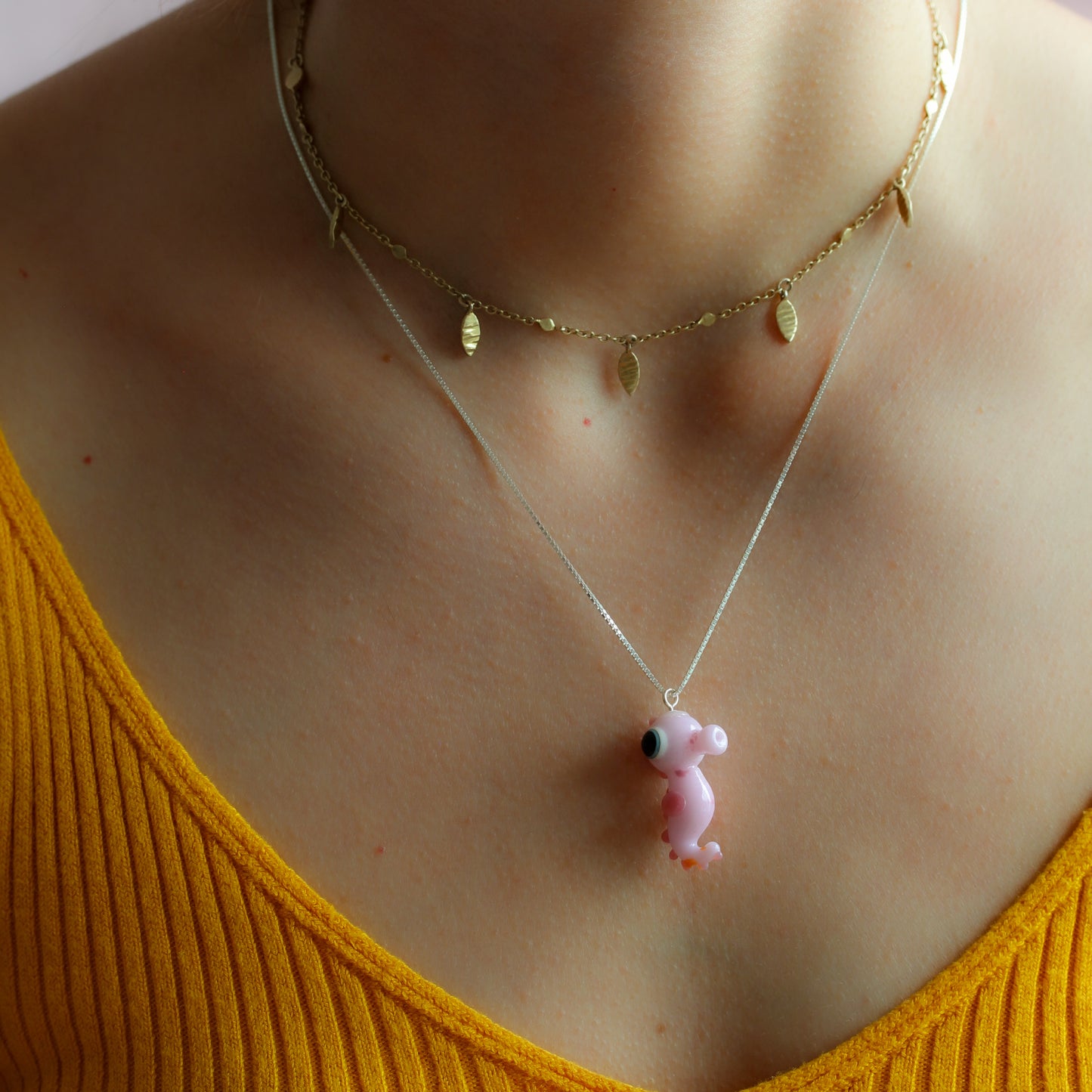 Collar caballito de mar rosa