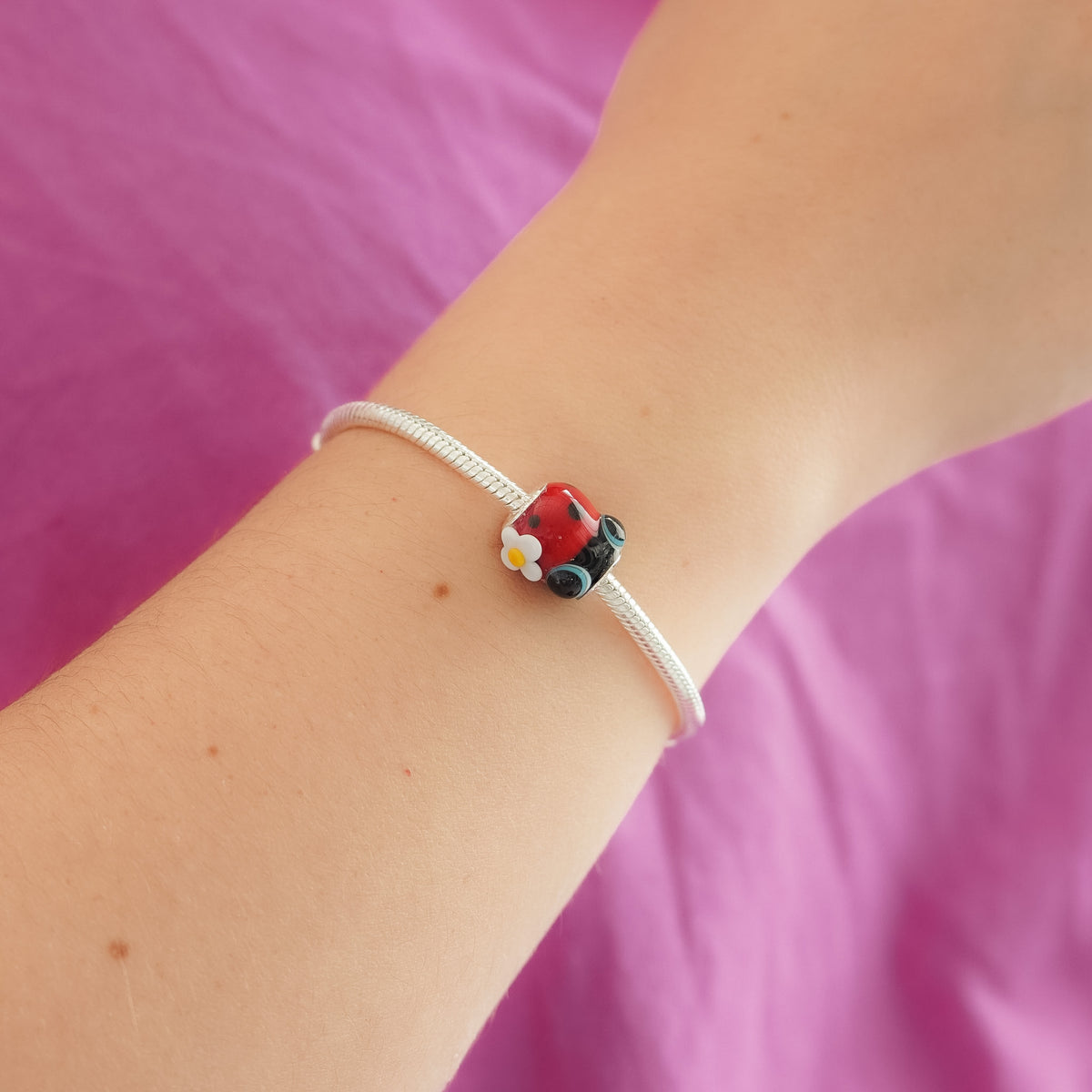 Charm pulsera mariquita