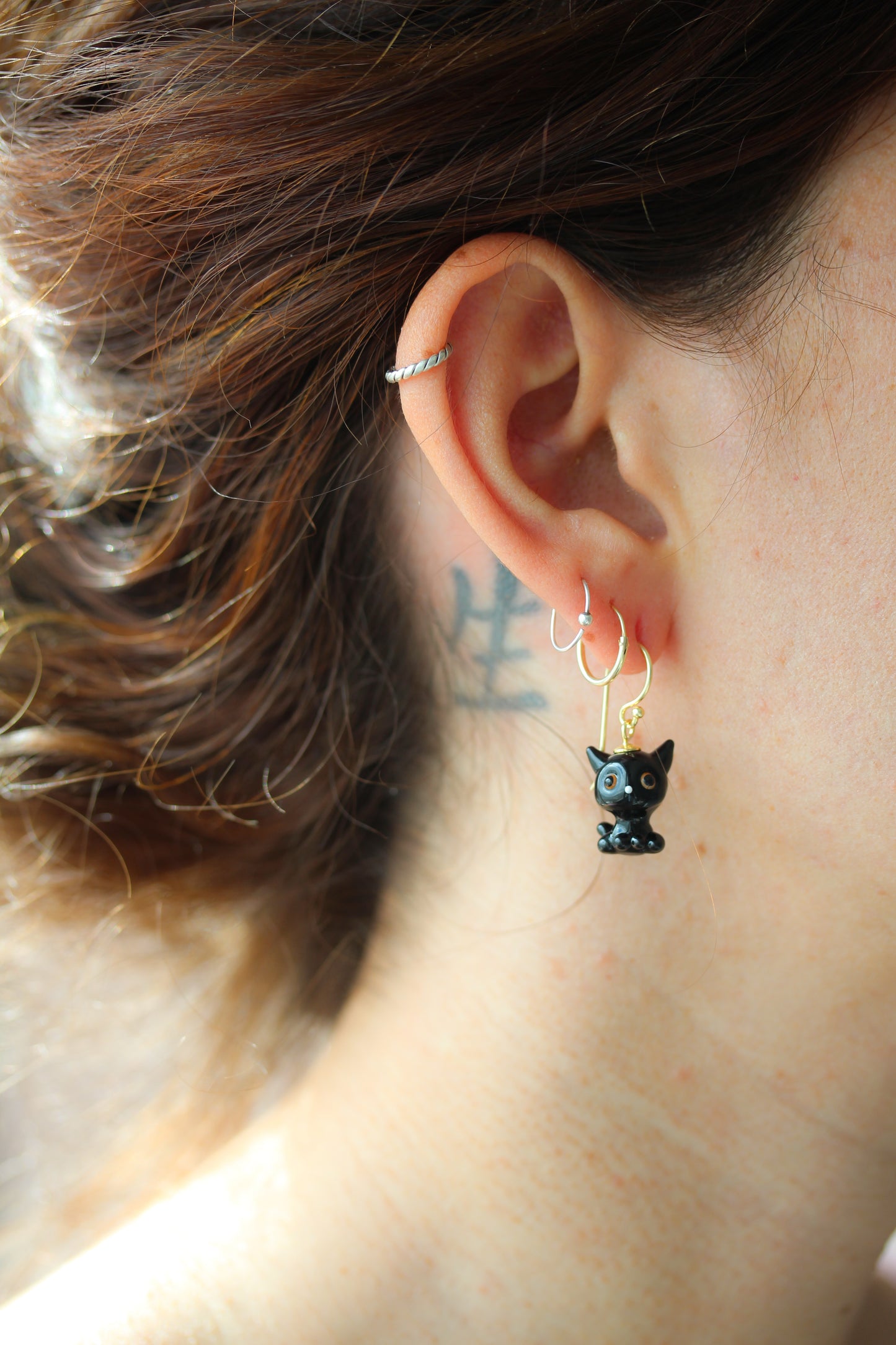 Pendientes de gato negro