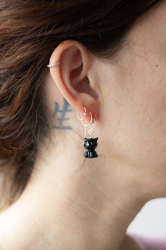 Pendientes de gato negro
