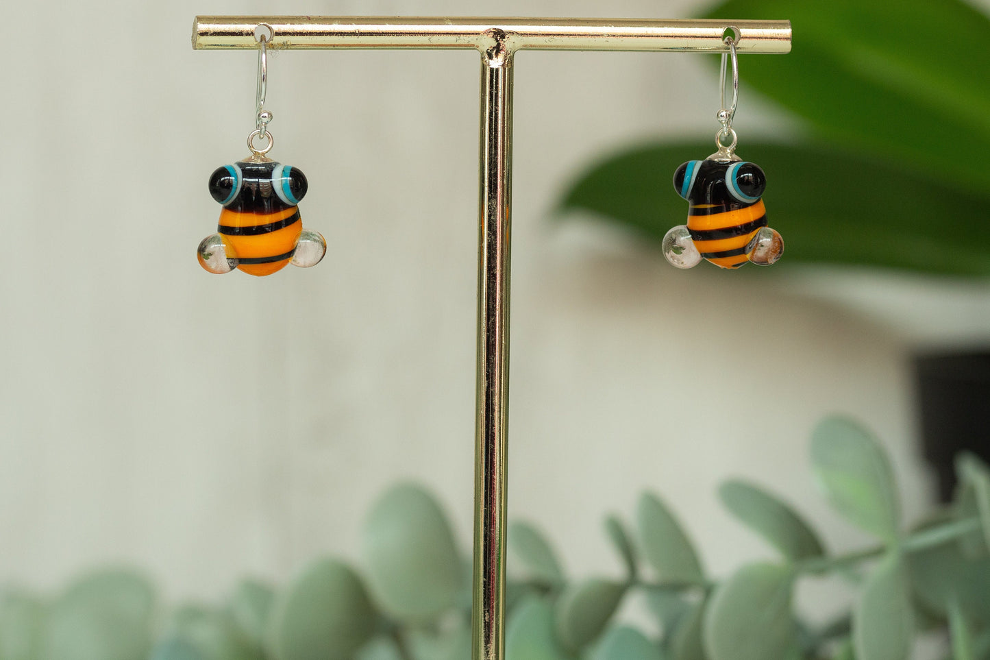 Pendientes pequeños de abeja