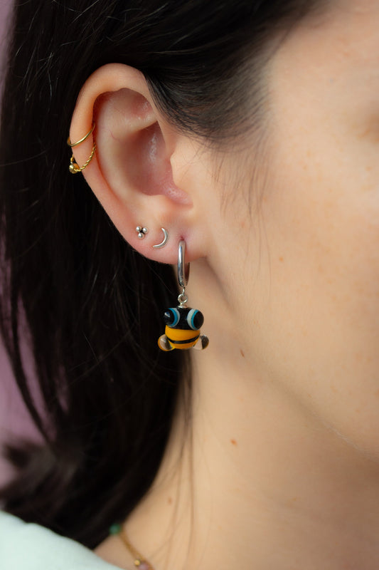 Pendientes de aro de abeja