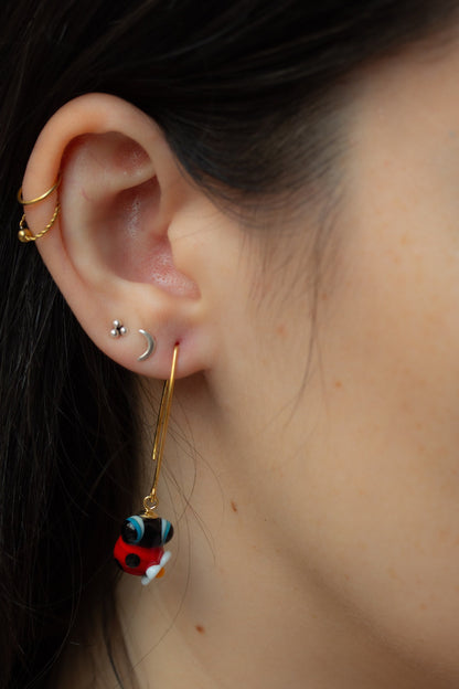 Pendientes largos dorados de mariquita